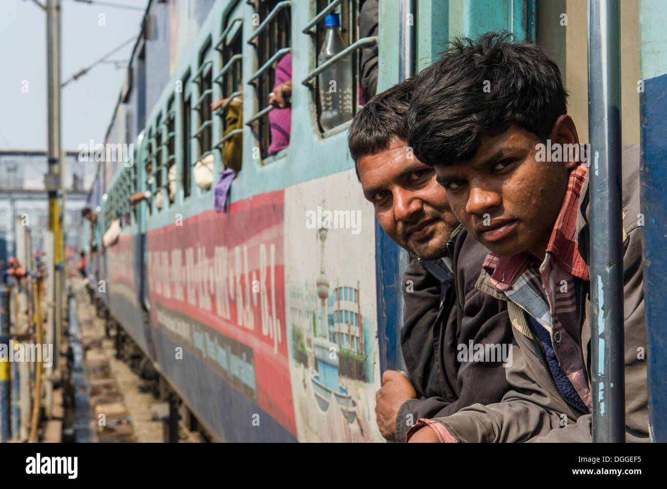 Un train plein de pèlerins à la gare, Allahabad, Uttar Pradesh, Inde Banque D'Images