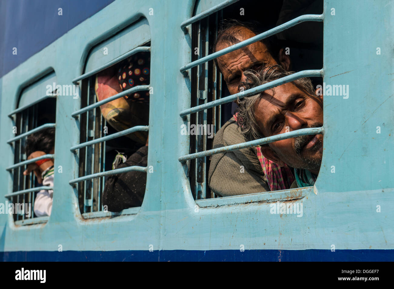 Un train plein de pèlerins à la gare, Allahabad, Uttar Pradesh, Inde Banque D'Images