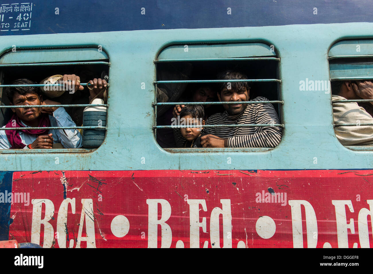 Un train plein de pèlerins à la gare, Allahabad, Uttar Pradesh, Inde Banque D'Images
