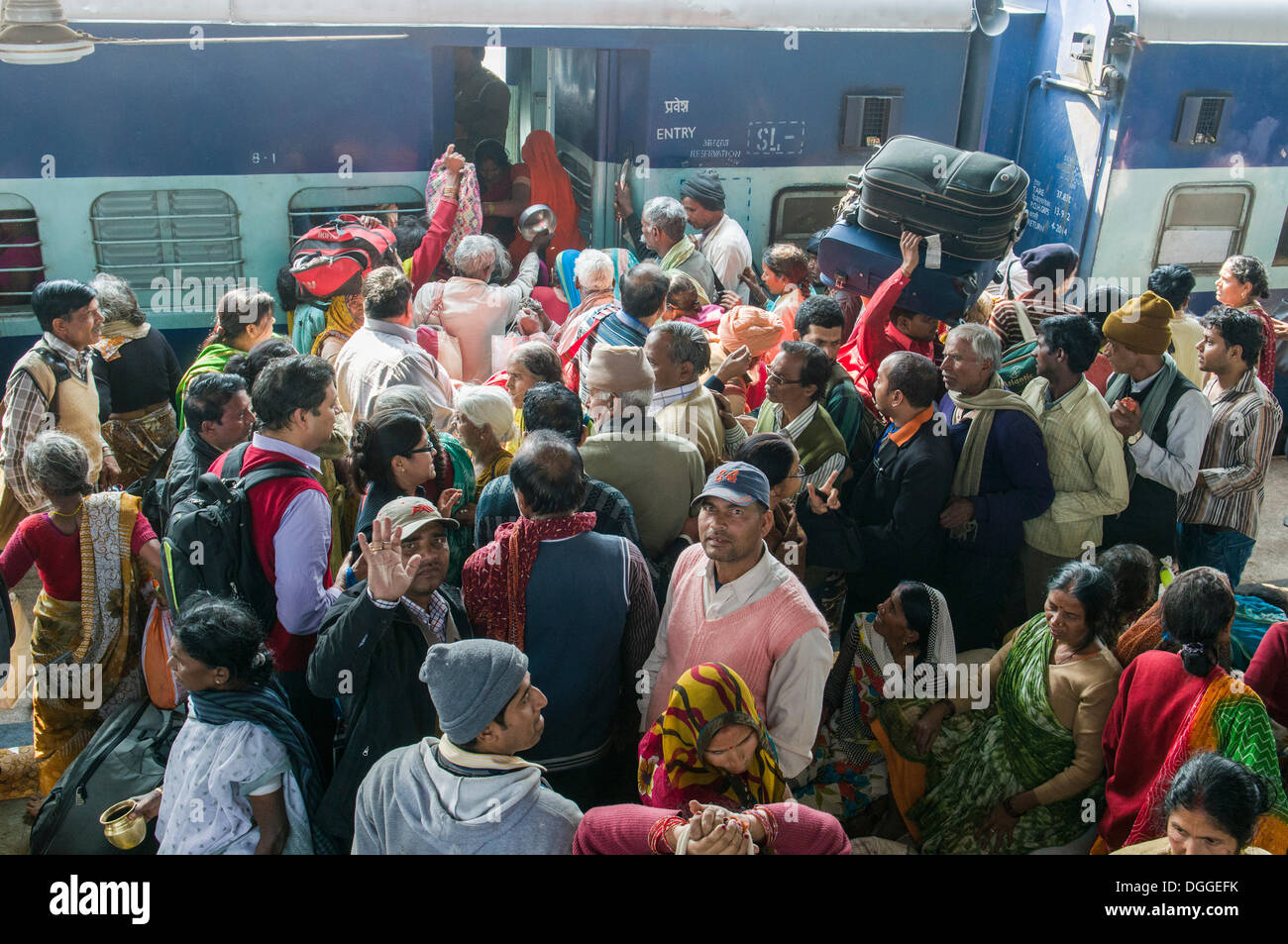 Des foules de gens poussant à l'intérieur d'un train, sur une plate-forme de la gare, Allahabad, Uttar Pradesh, Inde Banque D'Images