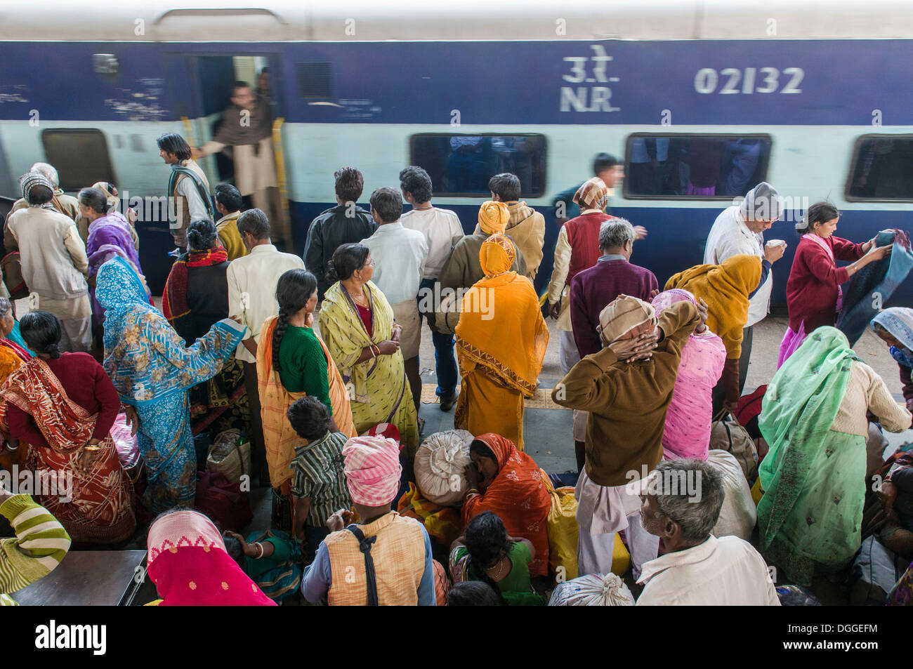 Des foules de gens en attente du retard de trains sur une plate-forme de la gare, Allahabad, Uttar Pradesh, Inde Banque D'Images