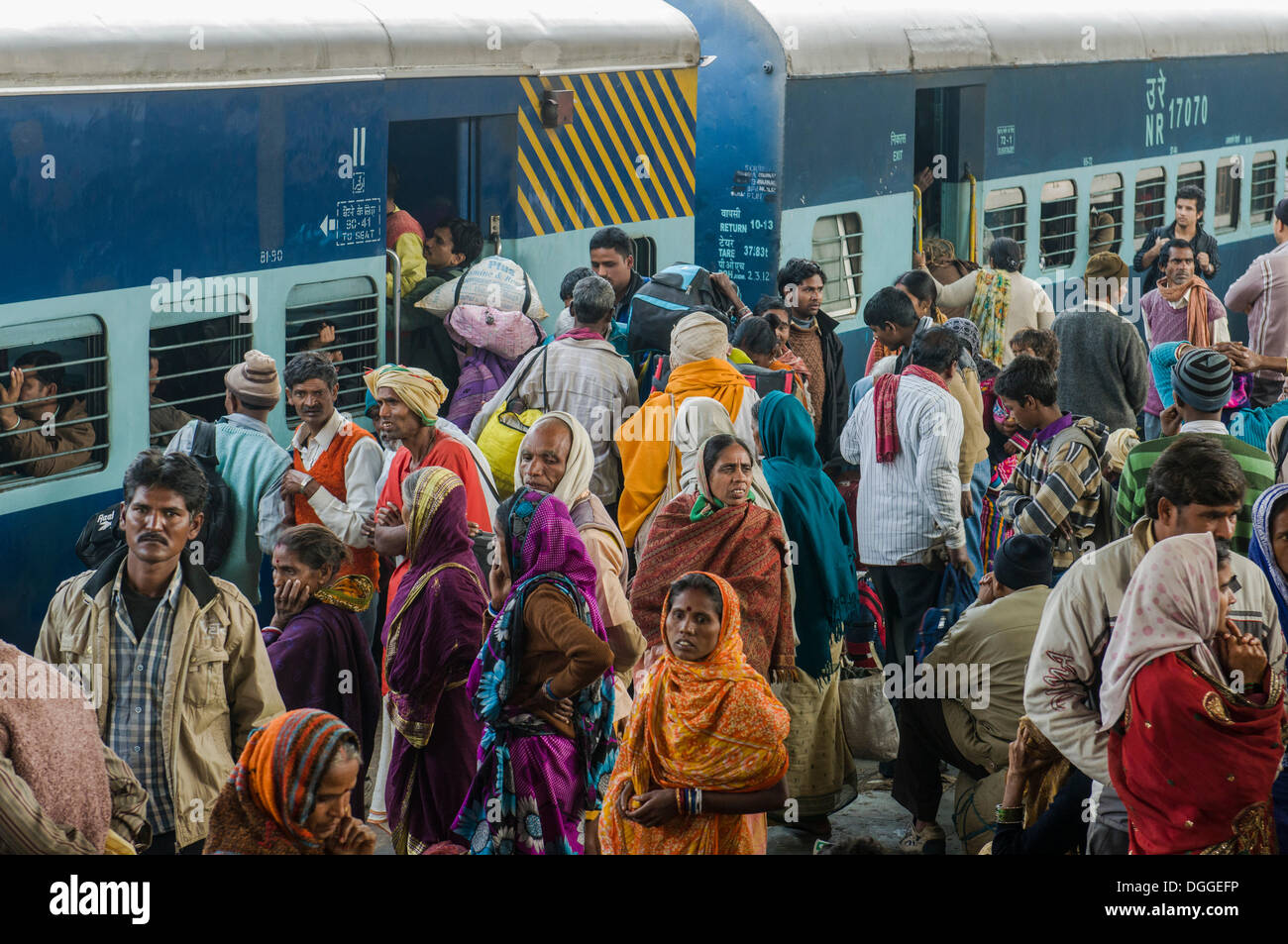 Des foules de gens poussant à l'intérieur d'un train, sur une plate-forme de la gare, Allahabad, Uttar Pradesh, Inde Banque D'Images