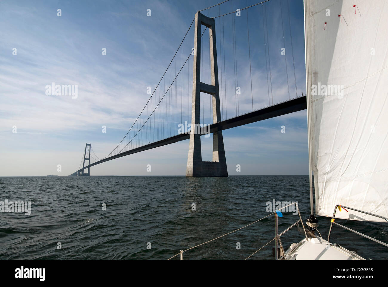 Sail yacht juste avant de passer sous le pont Storebaelt, pont du Grand Belt, Korsoer, la Nouvelle-Zélande, le Danemark, Europe Banque D'Images