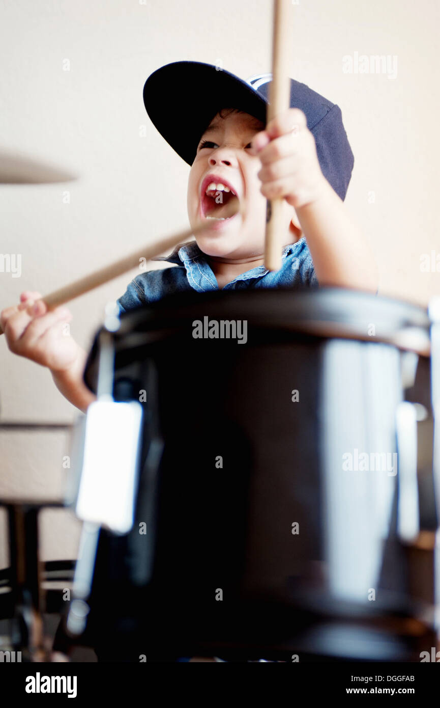Tout-petit mâle jouant sur le tambour Banque D'Images