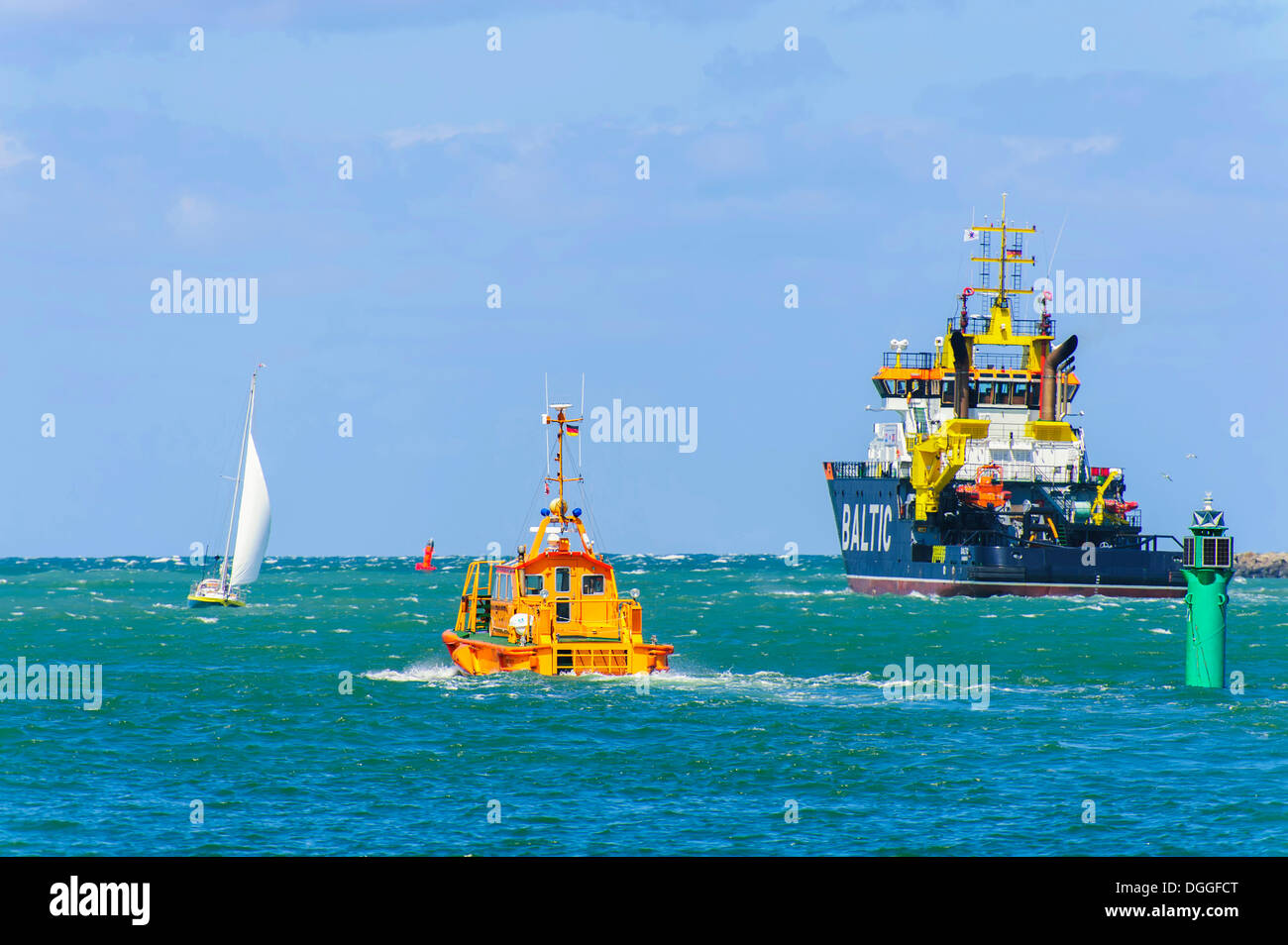 Remorqueur de haute mer, bateau-pilote et un yacht de quitter le port de Rostock, Rostock, Mecklembourg-Poméranie-Occidentale Banque D'Images