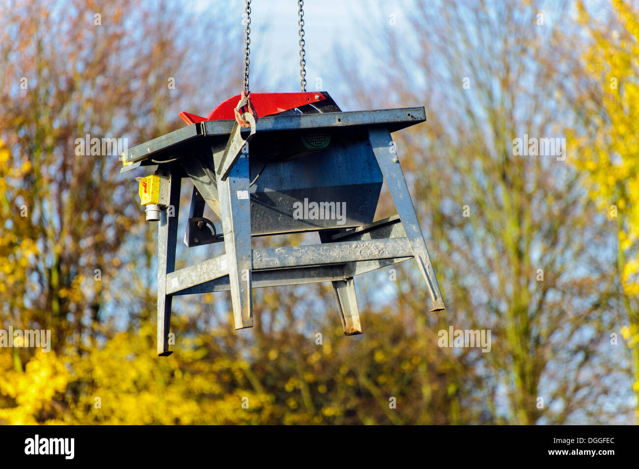 Workbench pour les travailleurs sur les chantiers de construction étant suspendue à une grue, protection anti-vol, Grevenbroich Banque D'Images