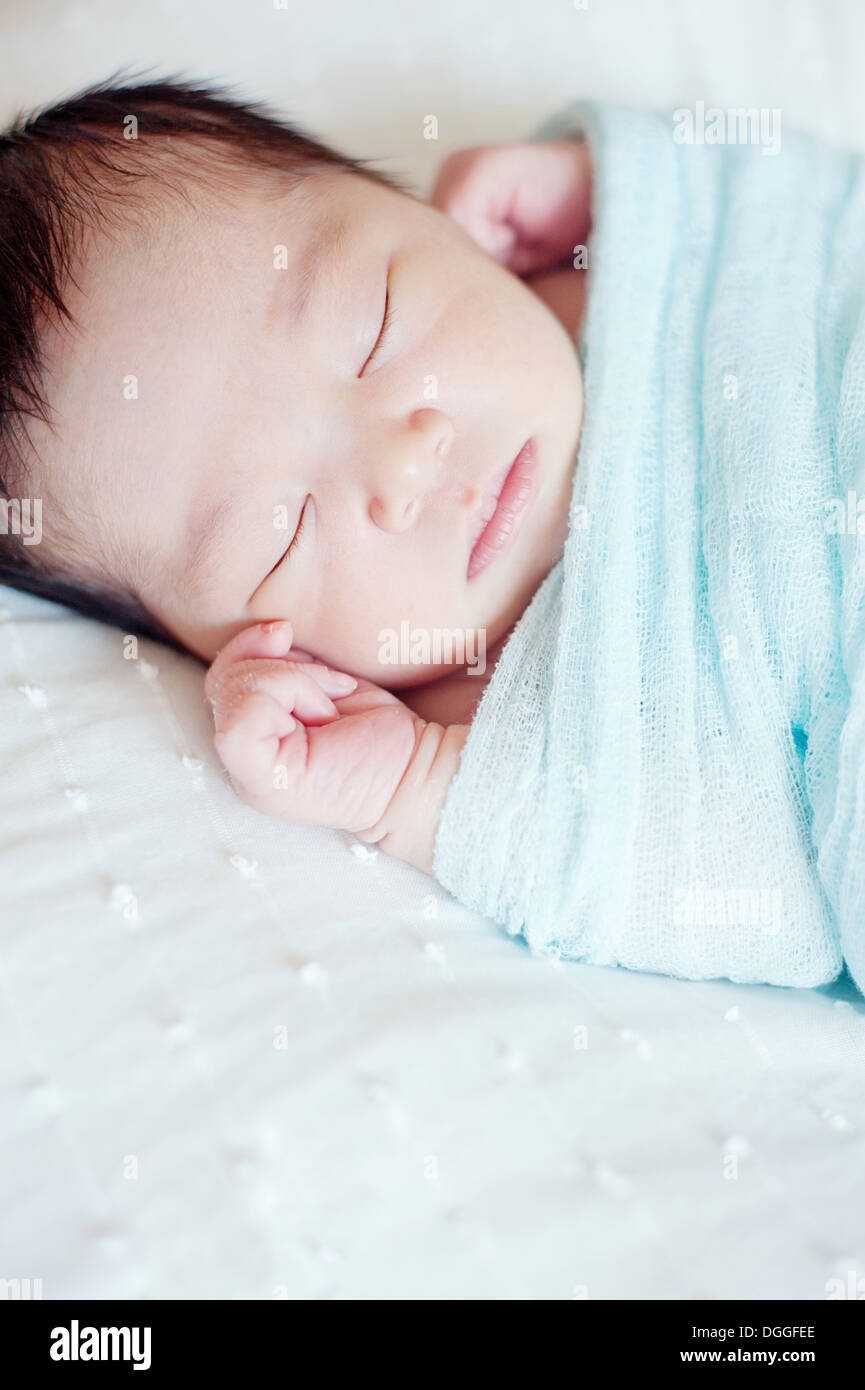 Baby Boy wrapped in blanket sleeping Banque D'Images