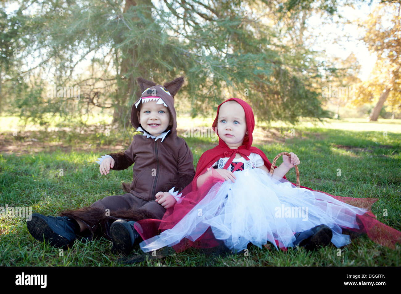 Toddler twins dans les bois déguisé en chaperon rouge et le loup Banque D'Images