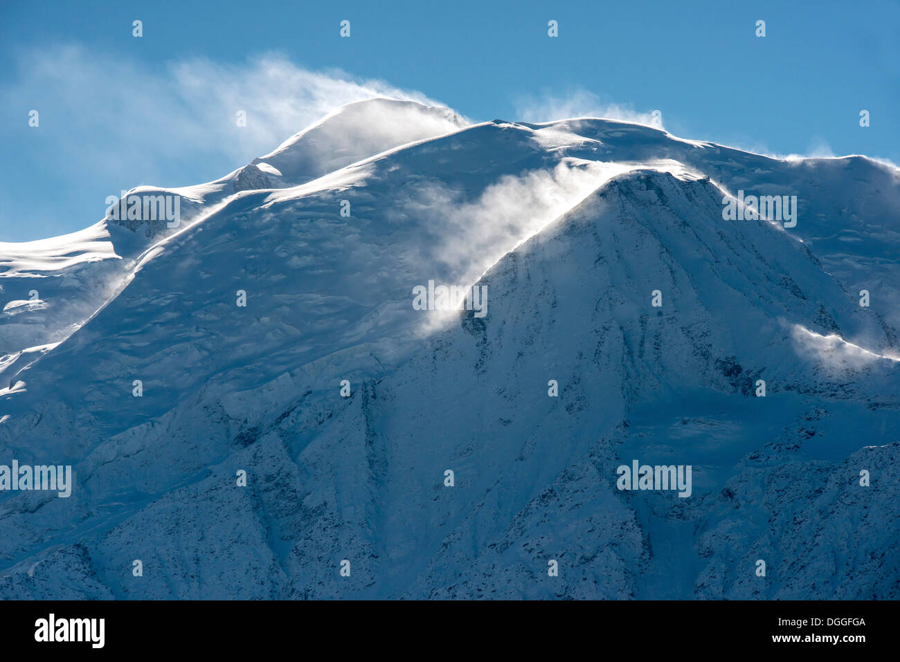 Le Massif du Mont Blanc, dans les Alpes françaises, rétroéclairé Banque D'Images