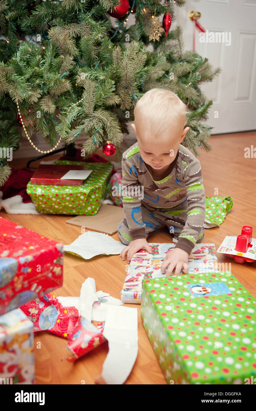 Jeune garçon à la recherche de cadeaux de Noël Banque D'Images