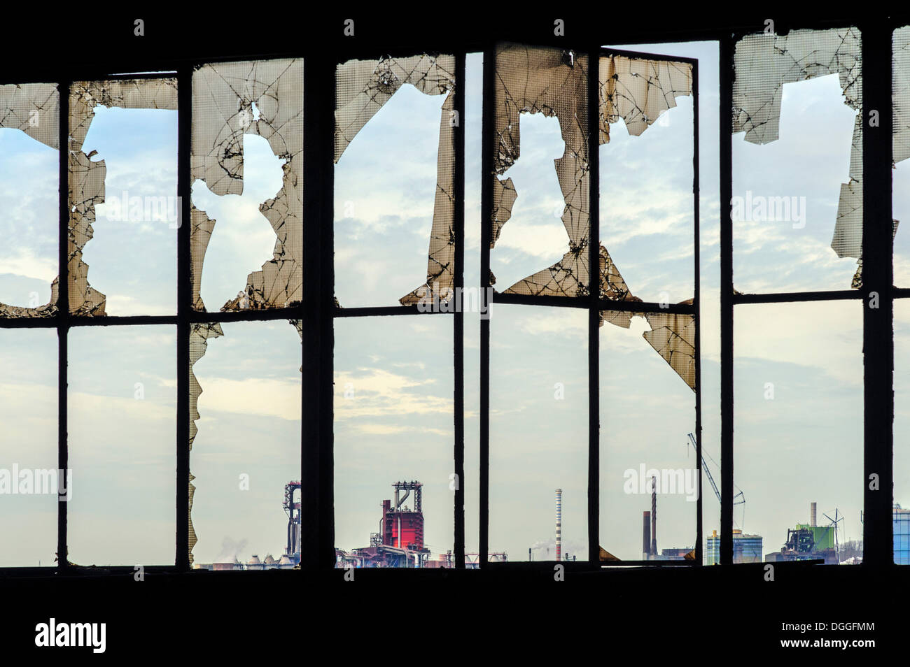 Brisé des fenêtres d'un ancien site industriel, Duisbourg, Rhénanie du Nord-Westphalie, Allemagne Banque D'Images