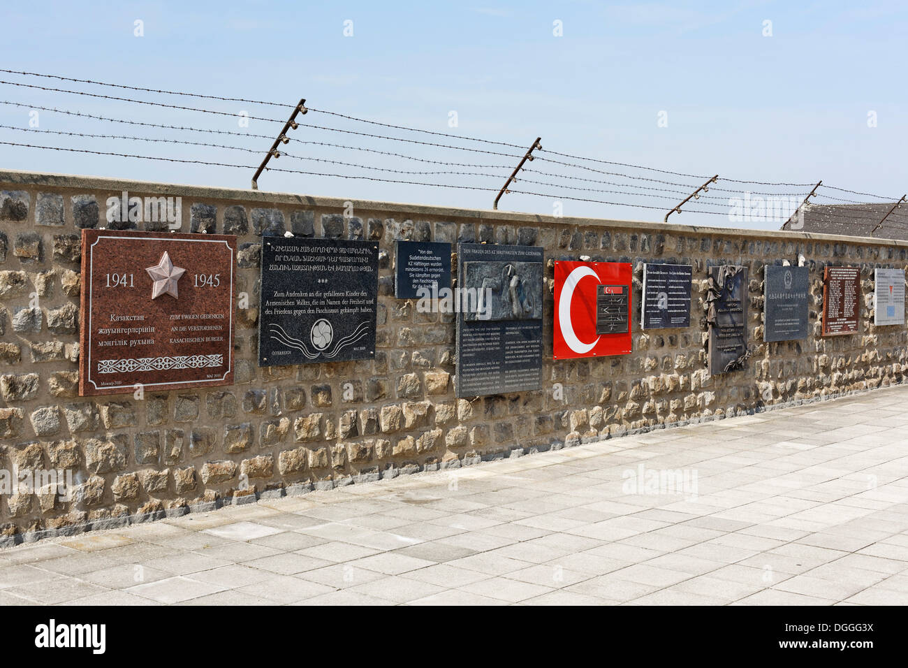 Un mur avec de nombreuses plaques commémoratives, camp de concentration de Mauthausen, Perg, Haute Autriche, Autriche, Europe Banque D'Images