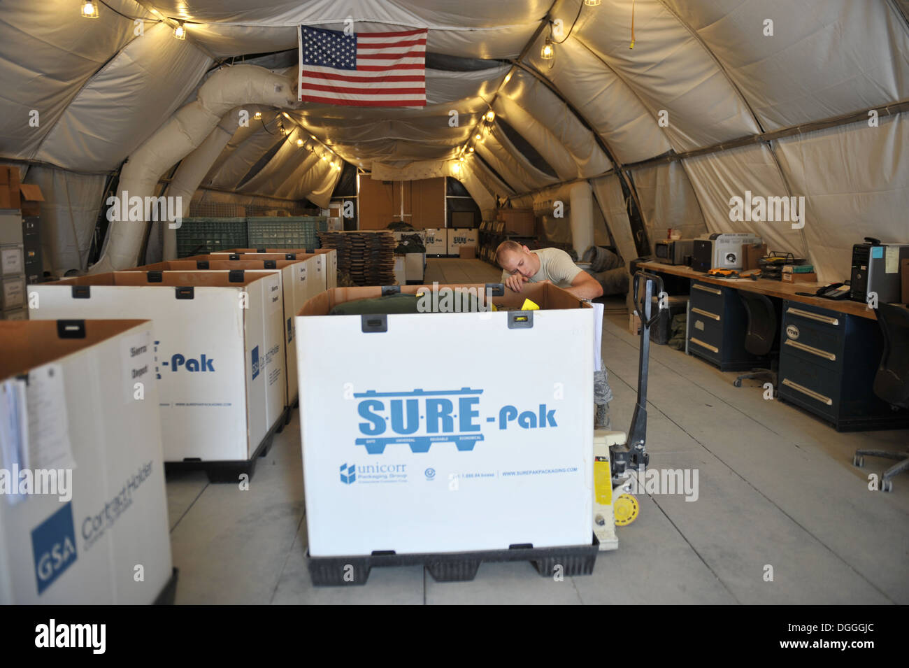 Le s.. Kyle Deconnick remplit la paperasse sur les articles retournés à la 379e escadre expéditionnaire aérienne en Asie du Sud-Ouest, le 7 octobre 2013. L'expéditionnaire Theatre Distribution Centre tente de retour reçoit articles délivrés aux membres qui reviennent d'un déploiement et Banque D'Images