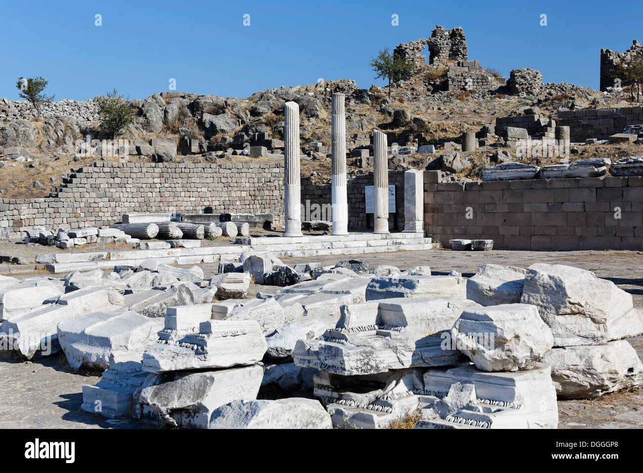 Ruines et colonnes sur le site archéologique de Pergame, Pergamon, Bergama, Izmir, Turquie, Asie Banque D'Images