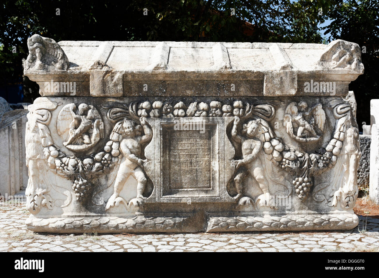 Ornate relief sur un sarcophage à l'ancien site archéologique d'Aphrodisias, Geyre, Karacasu, Aydin, l'ouest de la Turquie, Turquie Banque D'Images