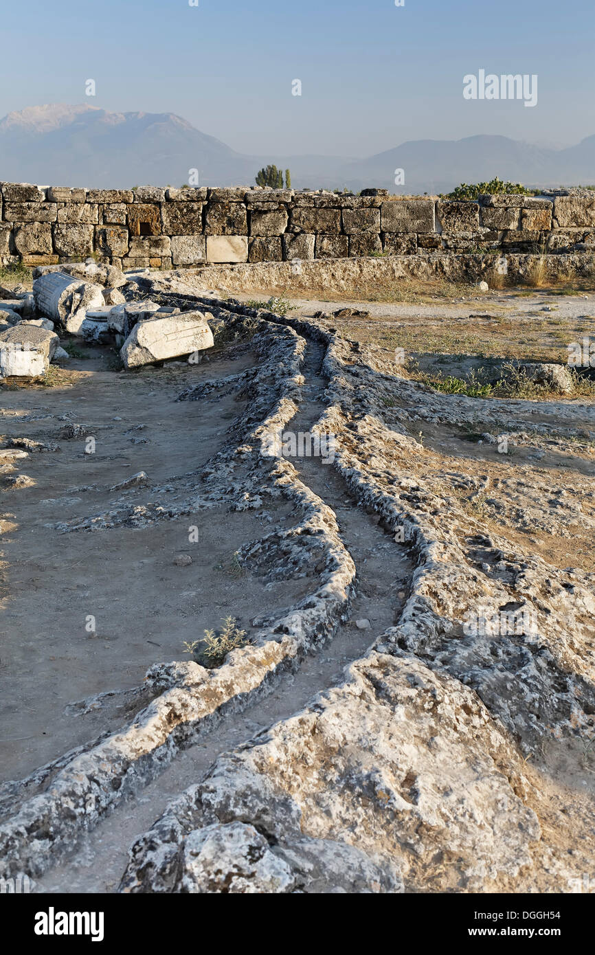 Système de canalisation de l'eau sur l'ancien site de fouilles de Hiérapolis, Pamukkale, près de Hieropolis, Denizli, Turquie de l'Ouest Banque D'Images