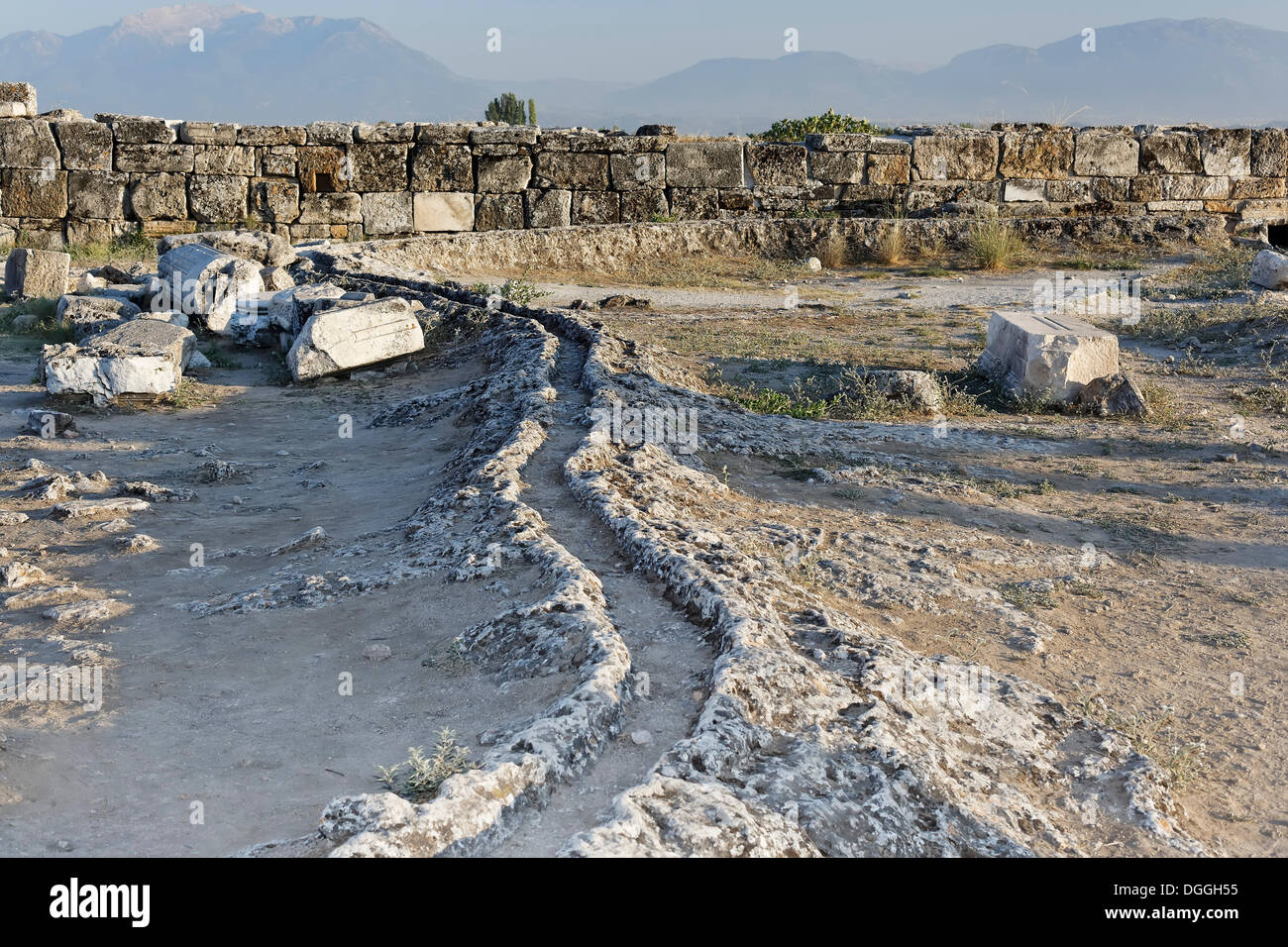 Système de canalisation de l'eau sur l'ancien site de fouilles de Hiérapolis, Pamukkale, près de Hieropolis, Denizli, Turquie de l'Ouest Banque D'Images