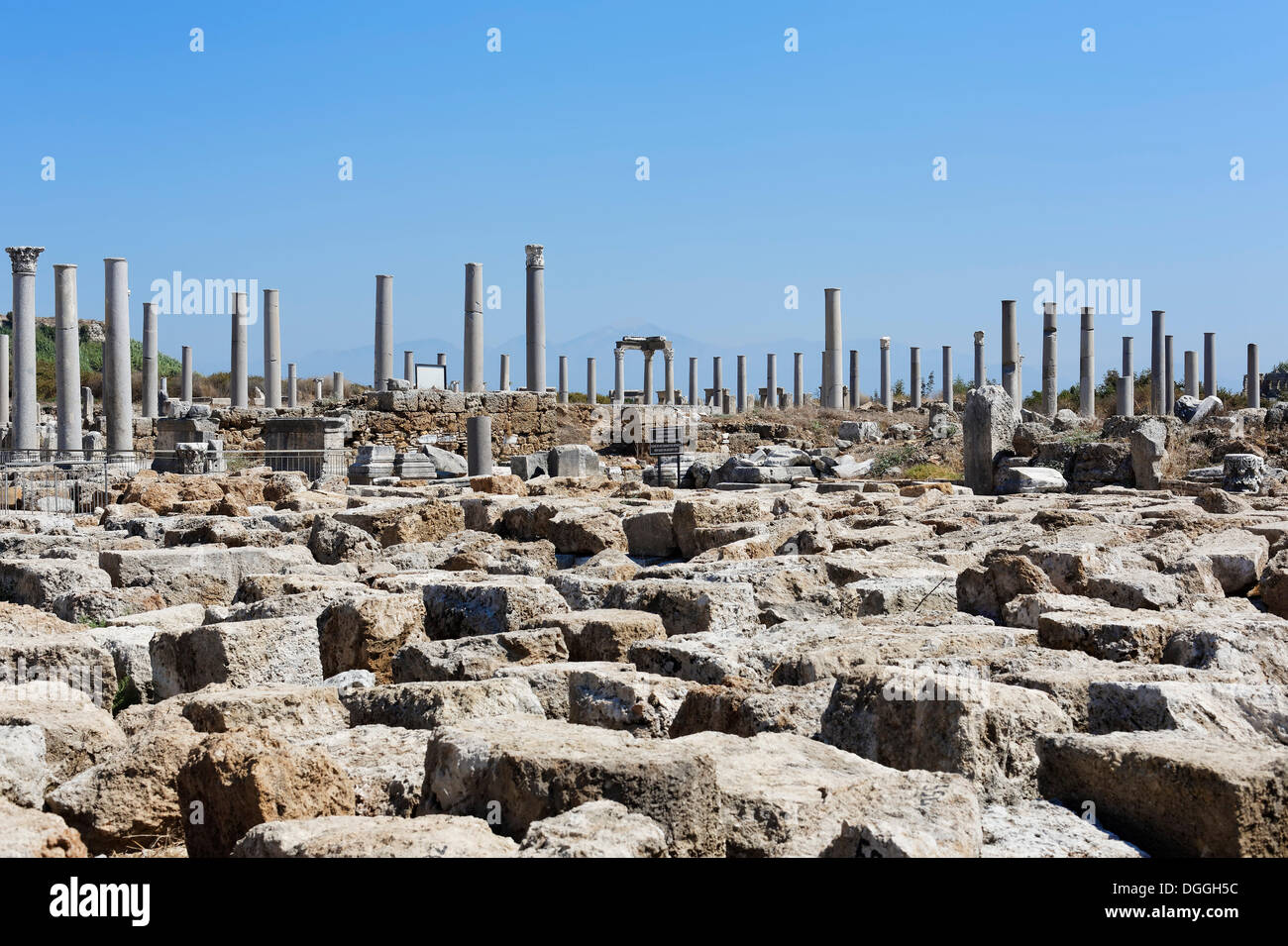 Les ruines et l'avenue de colonnes dans l'Agora, la place de marché dans le site d'excavation dans la ville antique de Pergé, Aksu Banque D'Images