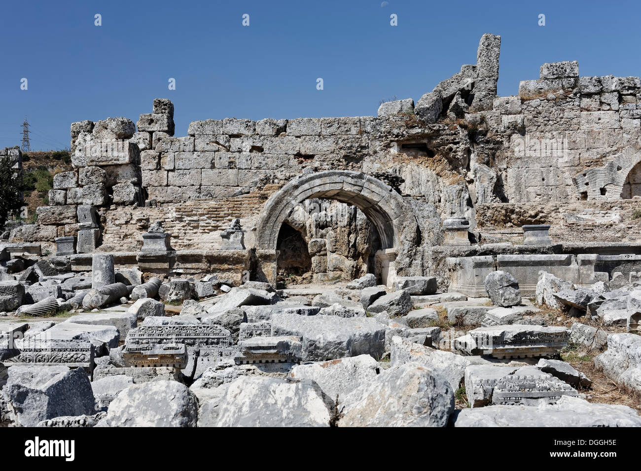 Ancien thermes, nymphée et spas à l'excavation dans la ville antique de Pergé, Aksu, Antalya, Turkish Riviera, Turquie Banque D'Images