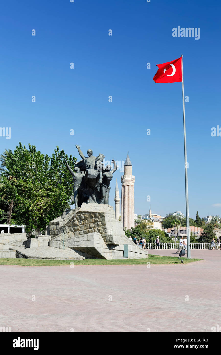 Statue de Mustafa Kemal Ataturk avec le drapeau turc en face de la mosquée Yivli Minare dans le centre ville historique d'Antalya Banque D'Images