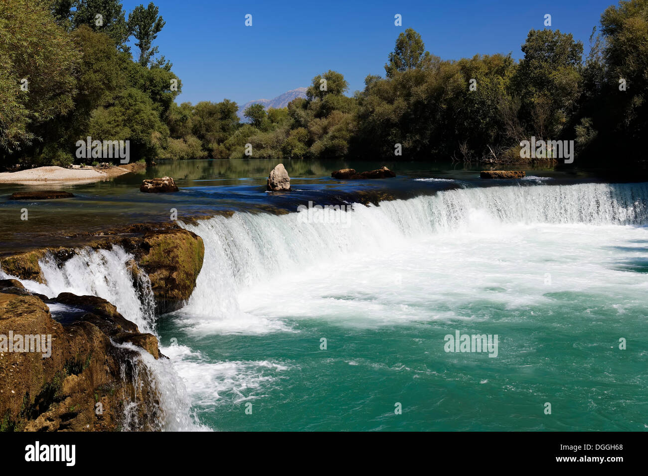 Chute d'eau sur la rivière de Manavgat dans la ville de Manavgat, Antalya, Turkish Riviera, la Turquie, l'Asie Banque D'Images