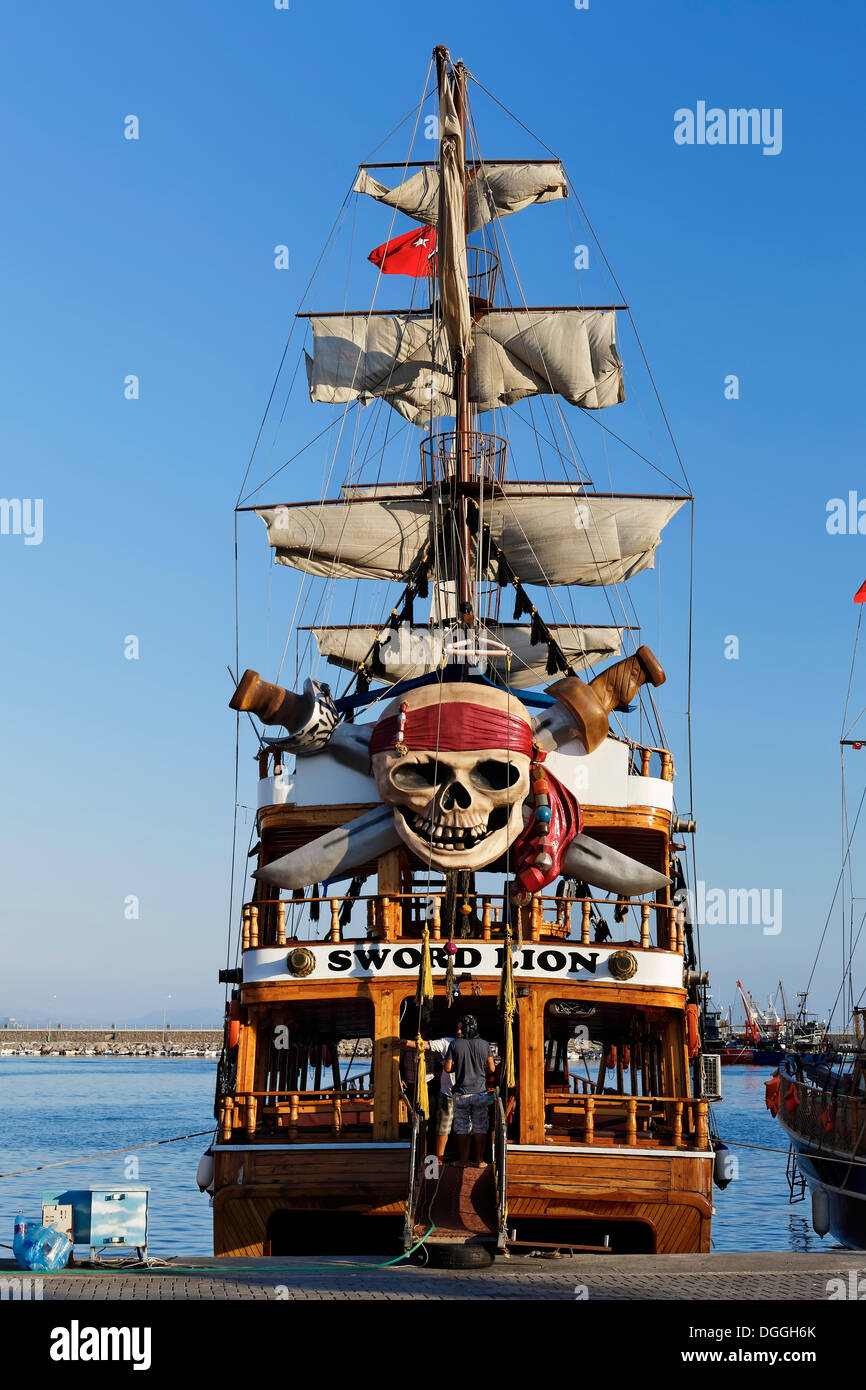 Bateau d'excursion, bateau de pirate avec une décoration du crâne dans le port d'Alanya, Antalya, Turkish Riviera, la Turquie, l'Asie Banque D'Images