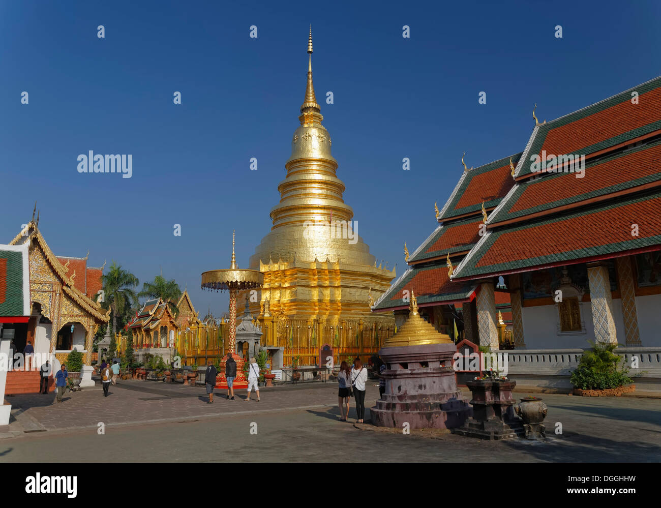 Chedi doré ou avec un parapluie pagode de cérémonie dans le complexe du temple de Wat Phrathat Hariphunchai, Woramahaviharn Monastery Banque D'Images