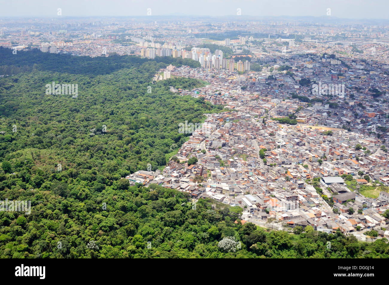Vue aérienne d'une favela, bidonville à la périphérie de Sao Paulo, ville d'envahir la forêt tropicale, Sao Paulo, Brésil Banque D'Images