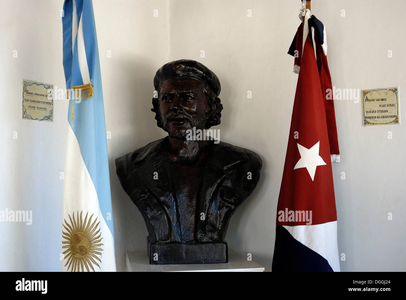 Buste de Che Guevara avec drapeau cubain et argentin, Che Guevara musée dans l'ancienne maison de la guérilla révolutionnaire et Banque D'Images