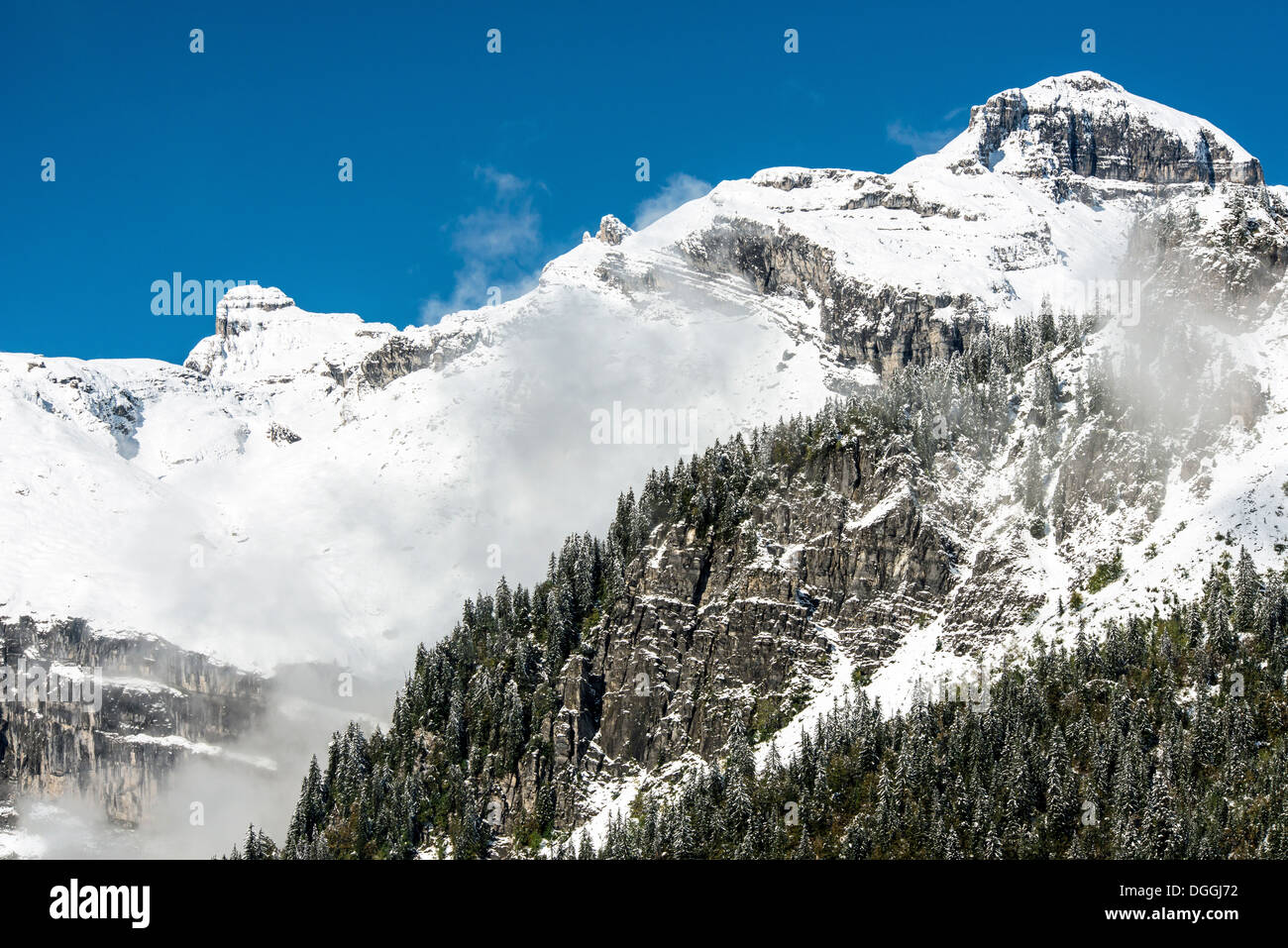 Chaîne des Fiz haute montagne, dans les Alpes françaises, couverte de neige Banque D'Images
