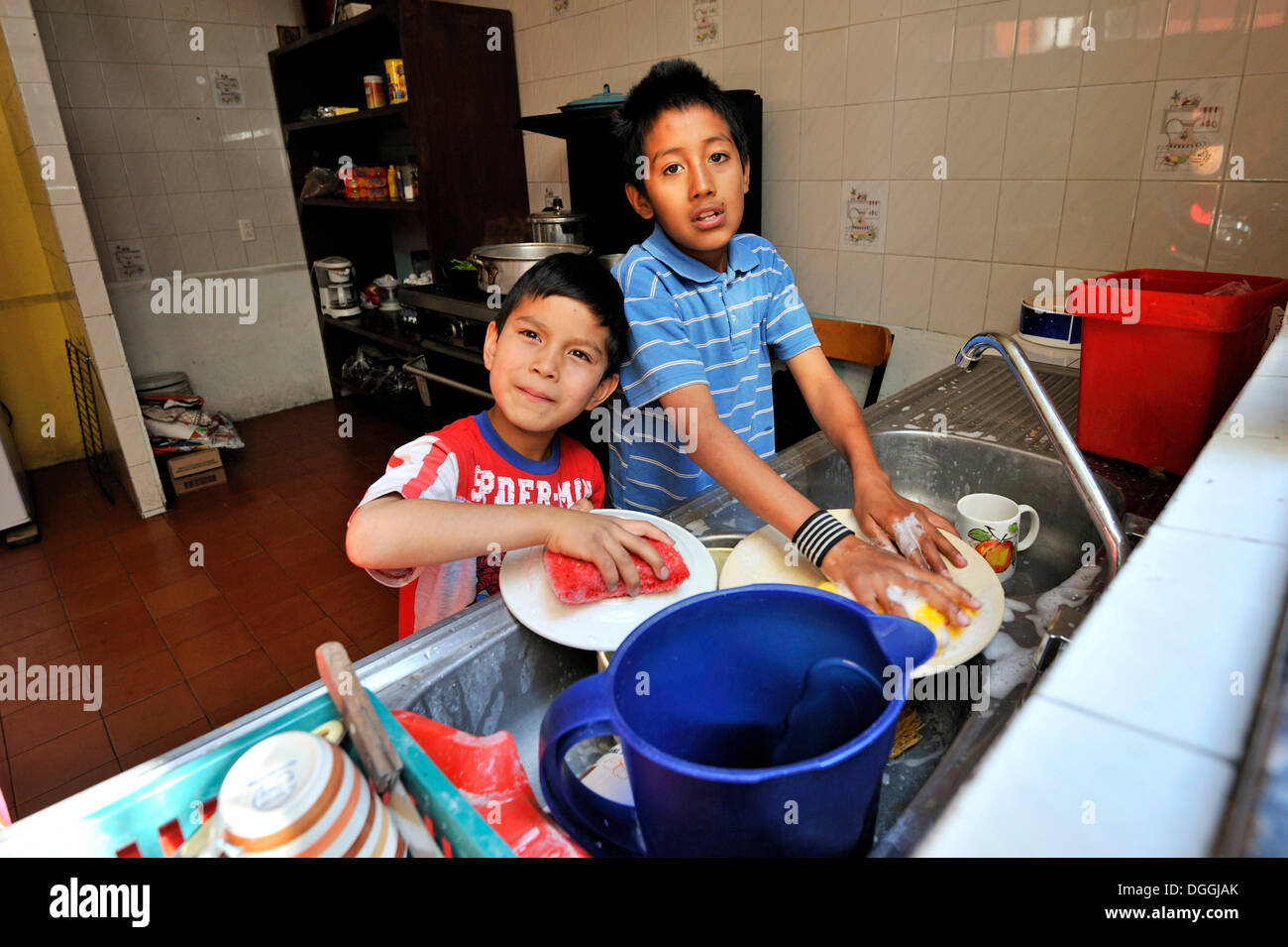 Les enfants dans un orphelinat en faisant la vaisselle dans la cuisine, Puebla, Mexique, Amérique du Nord, Amérique Latine Banque D'Images