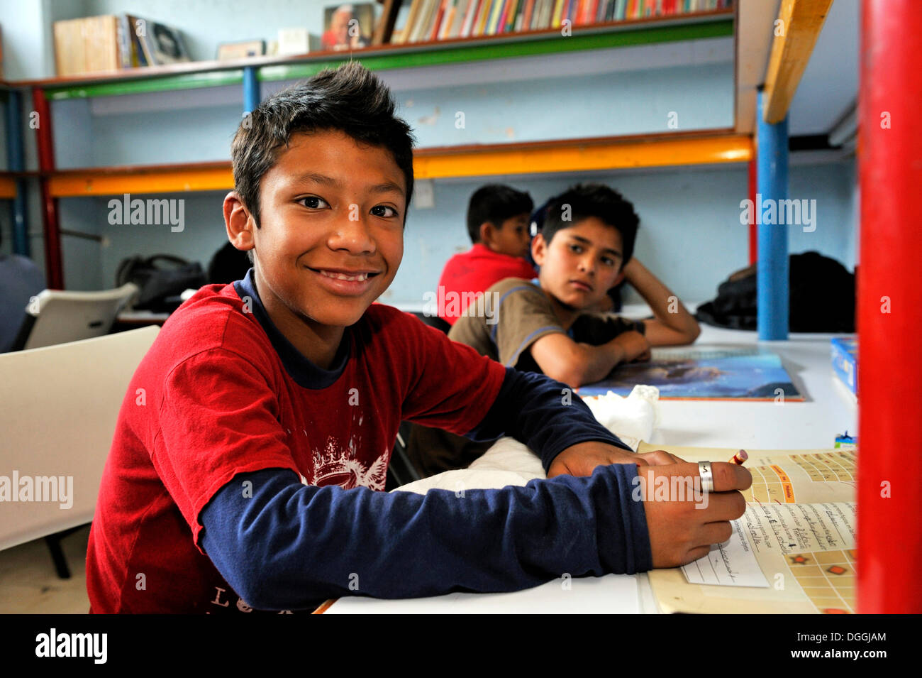 Les enfants dans un orphelinat faire leurs devoirs, Puebla, Mexique, Amérique du Nord, Amérique Latine Banque D'Images