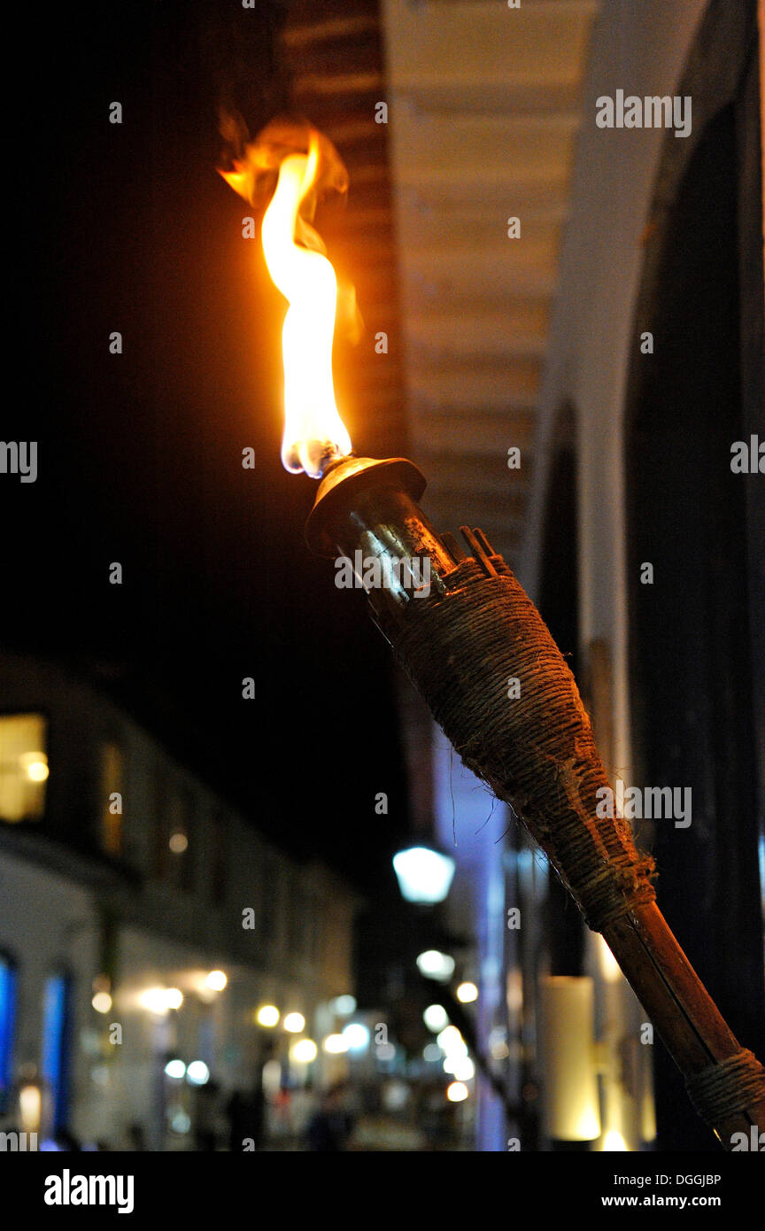L'éclairage d'un flambeau dans la vieille ville de Paraty ou Parati, Costa Verde, Etat de Rio de Janeiro, Brésil, Amérique du Sud Banque D'Images