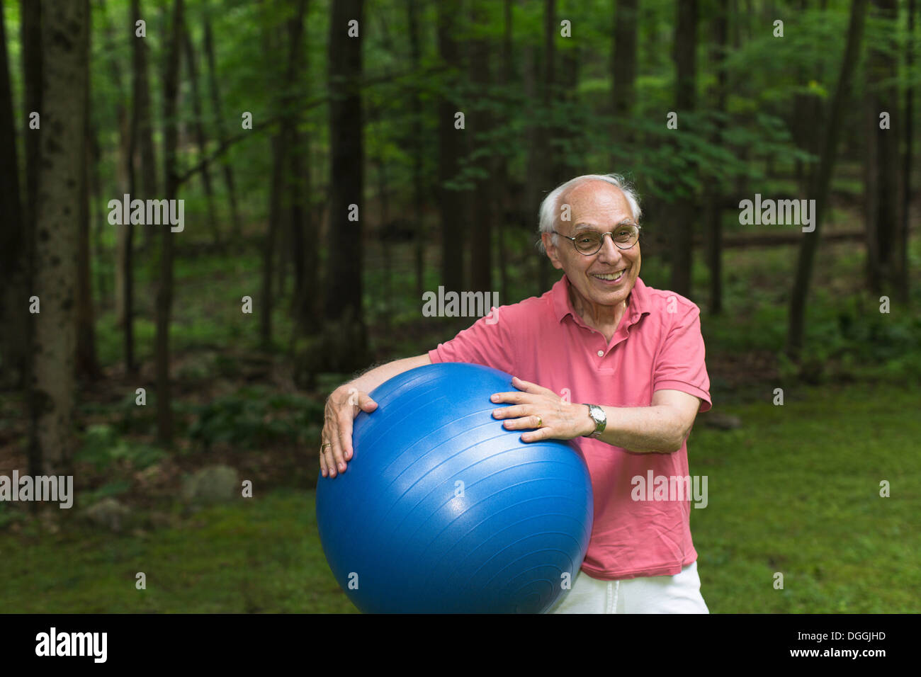 Senior man holding exercise ball, portrait Banque D'Images
