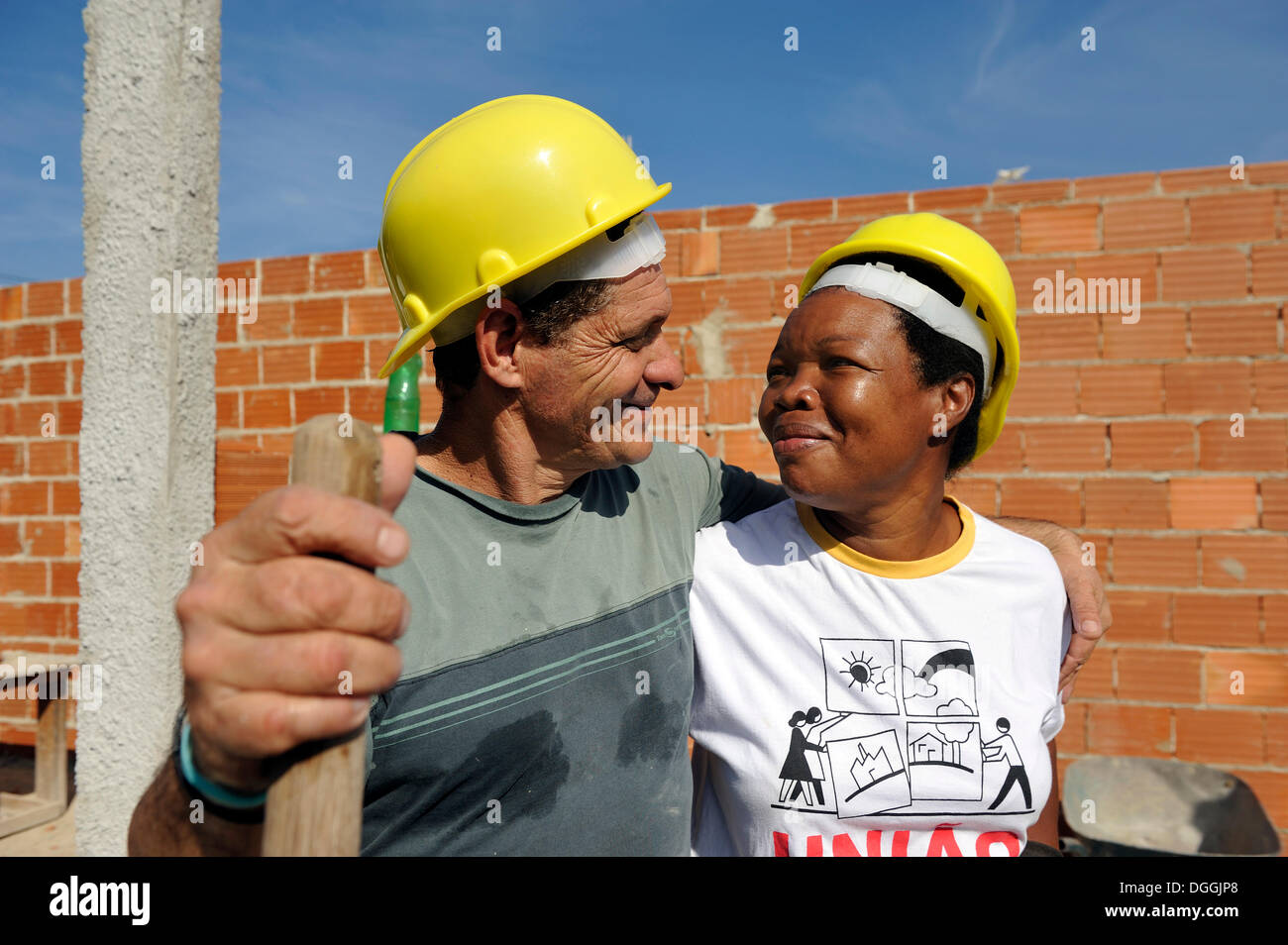 Couple dans l'amour, l'homme et de la femme, 50 ans, se regarder, ils travaillent ensemble sur un chantier de construction de la "Esperança" Banque D'Images