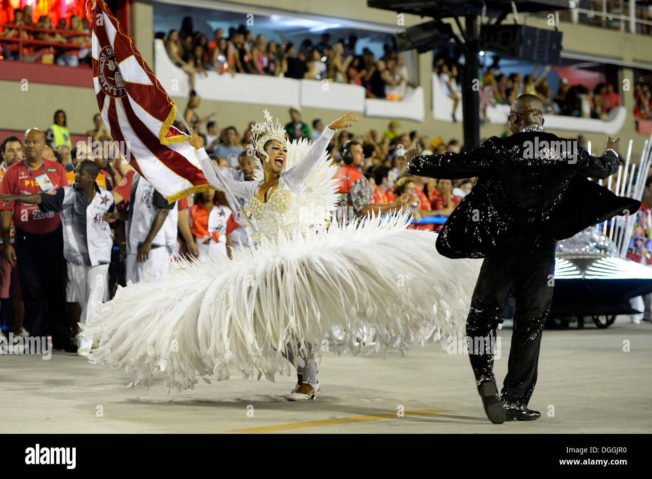 Couple dancing, défilé de l'école de samba Inocentes de Belford Rocho, Porta Bandeira e Mestre Sala, dans le Sambódromo pendant Banque D'Images