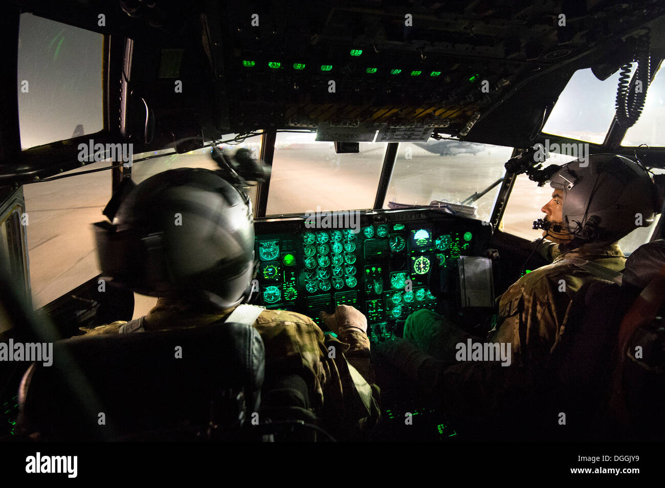 Le major Kurt Wampole, assisté par le Capitaine Matt Ward, 774e Escadron de transport aérien expéditionnaire pilotes, des taxis d'un C-130H Hercules retour à sa place de stationnement à l'aéroport de Bagram, la province de Parwan, à l'Afghanistan, le 7 octobre 2013 après avoir effectué une chute du fret aérien en mission Ghaz Banque D'Images