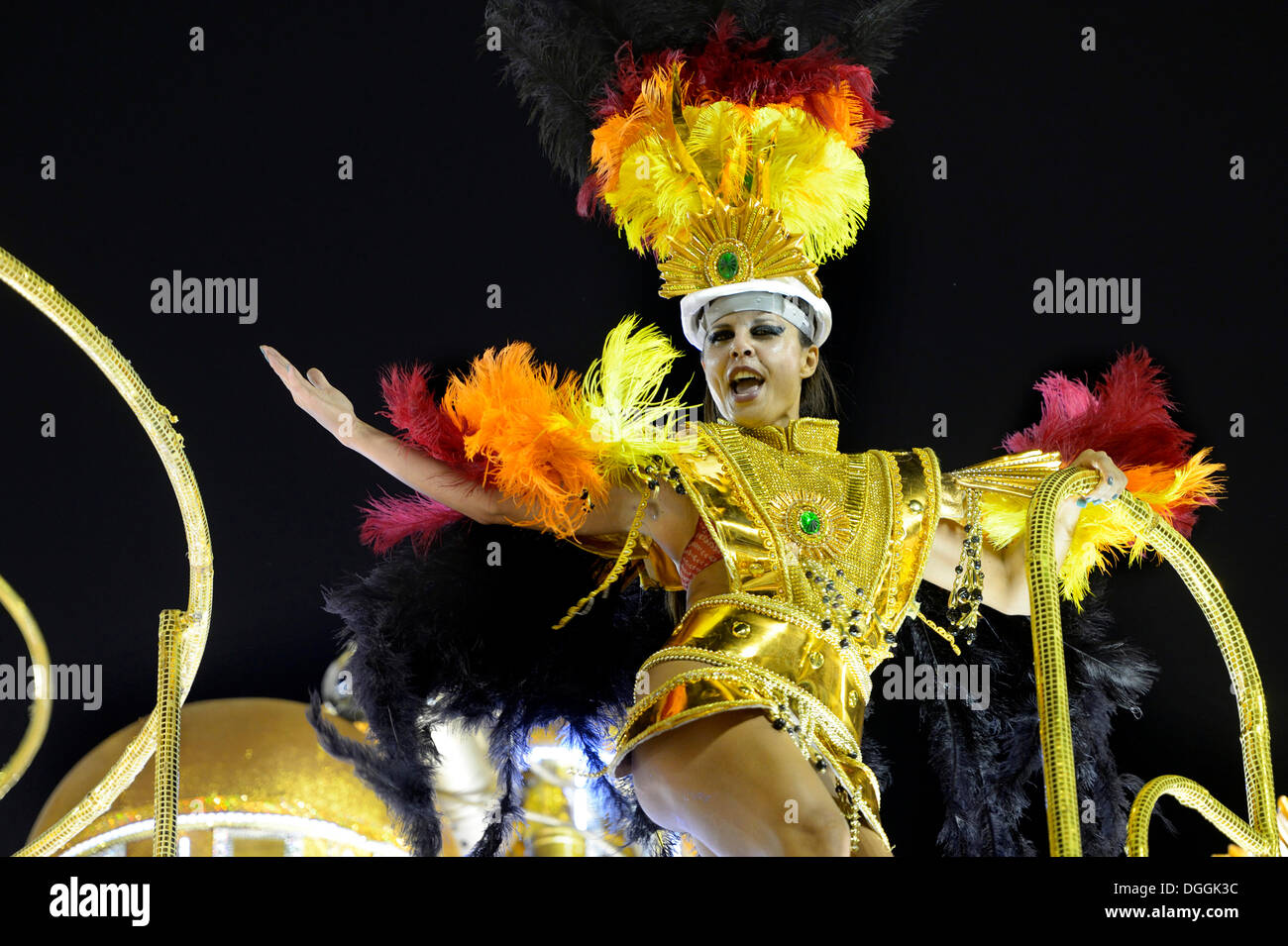 Danseuse sur un flotteur dans un costume coloré, défilé de l'Academicos do Rio Grande école de samba pendant le Carnaval de Rio de Banque D'Images
