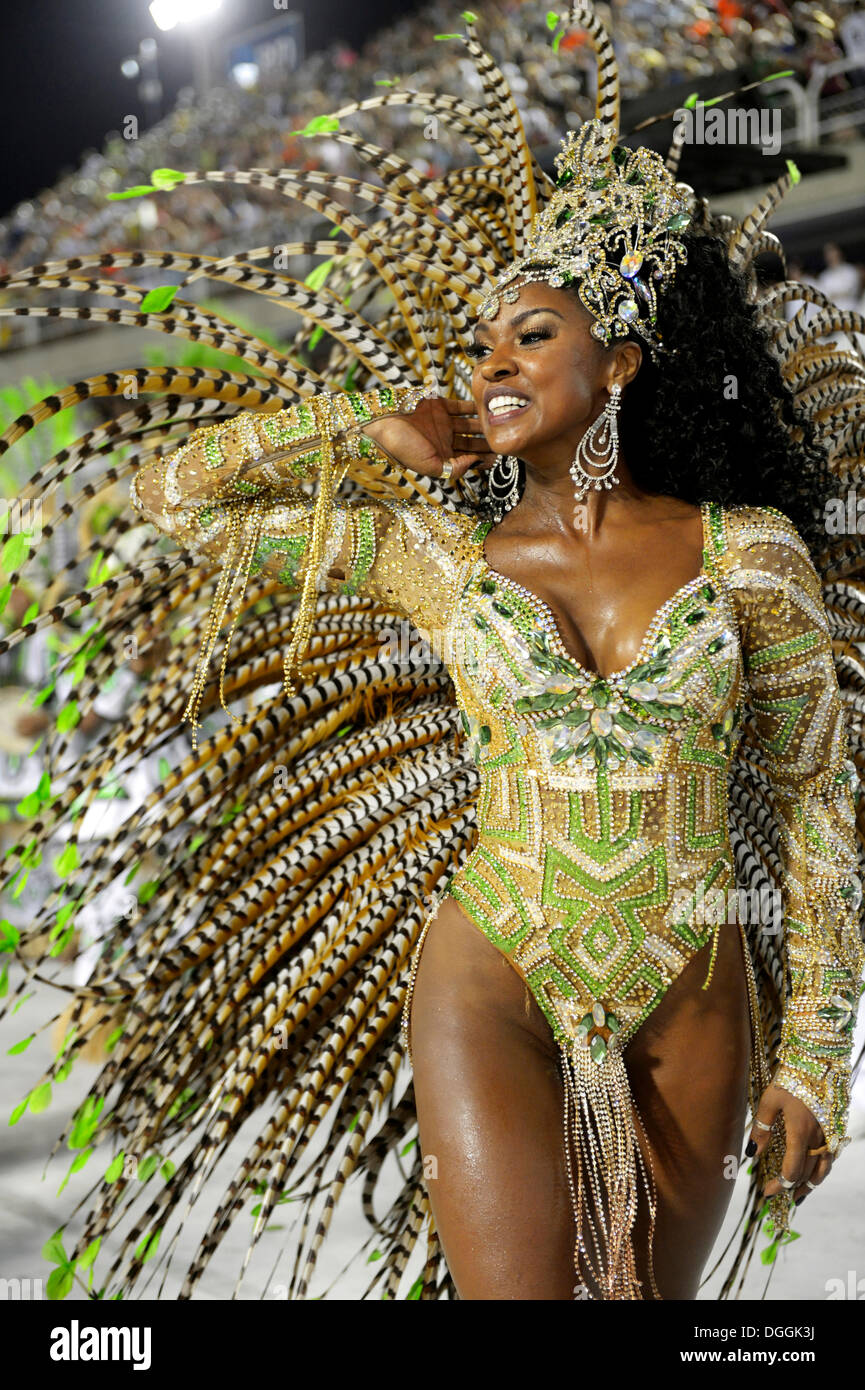 Danseuse, comédienne Samba Le Cris Viana, Reine de la section du tambour, Rainha da Bateria, défilé de la Samba Imperatriz Leopoldinense Banque D'Images