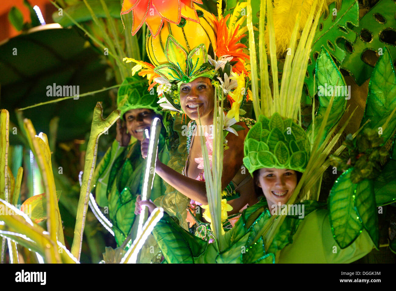 Danseurs dans des costumes colorés sur des chars, défilé de l'Academicos do Rio Grande école de samba pendant le Carnaval de Rio de Banque D'Images