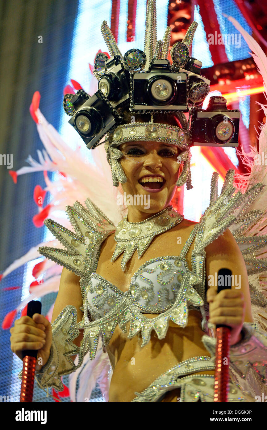 Danseuse de Samba sur un flotteur, défilé de l'école de samba Academicos do Salgueiro pendant le Carnaval de Rio de Janeiro 2013 Banque D'Images