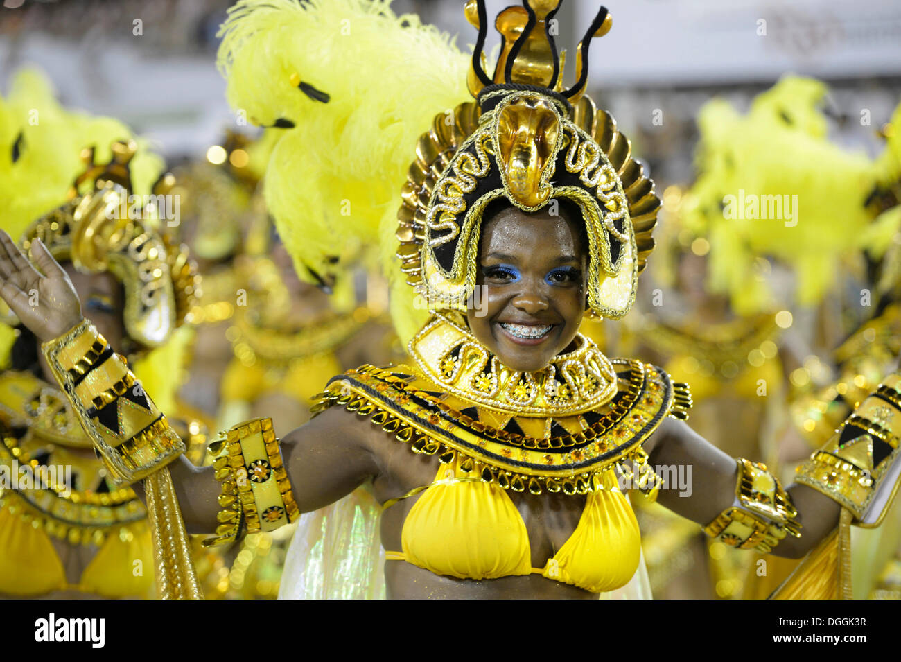 Danseur en costume d'un pharaon égyptien, défilé de l'école de samba Academicos do Salgueiro pendant le Carnaval à Rio de Banque D'Images