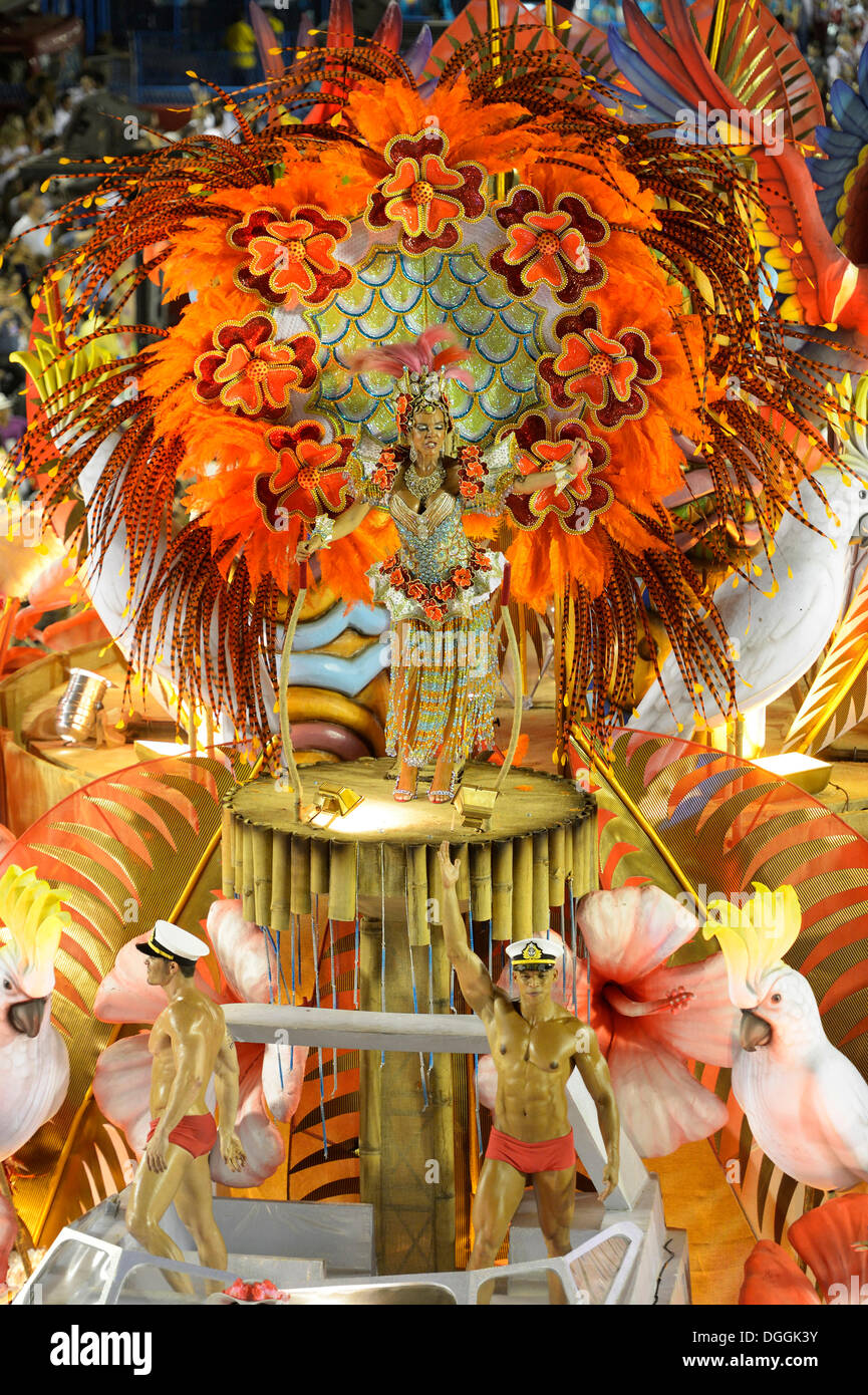 Danseurs sur flotteurs, défilé de l'école de samba Academicos do Salgueiro pendant le Carnaval de Rio de Janeiro 2013 Célébrations Banque D'Images