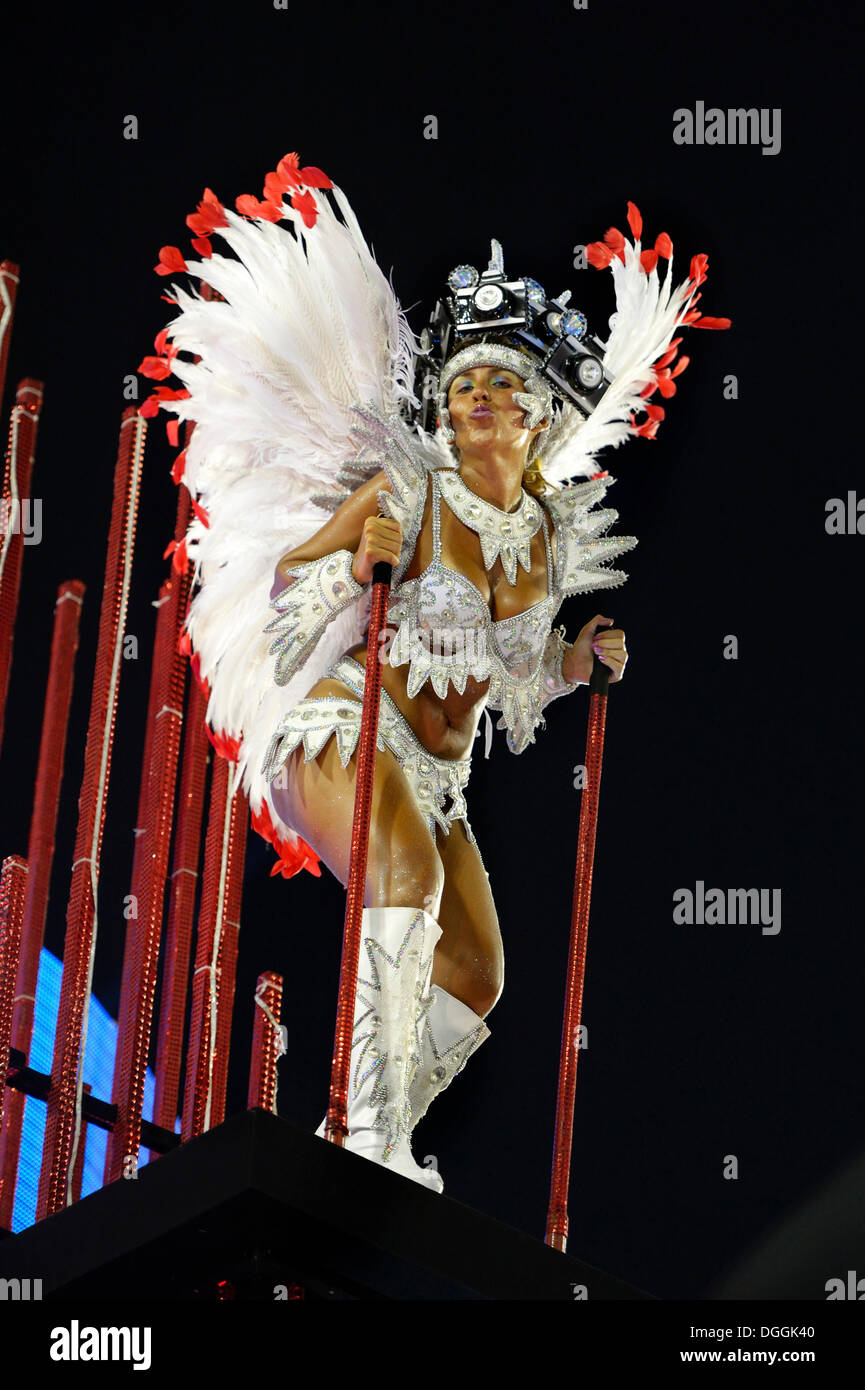 Danseuse de Samba avec lèvres plissées, sur un flotteur, défilé de l'école de samba Academicos do Salgueiro pendant le Carnaval à Rio de Banque D'Images