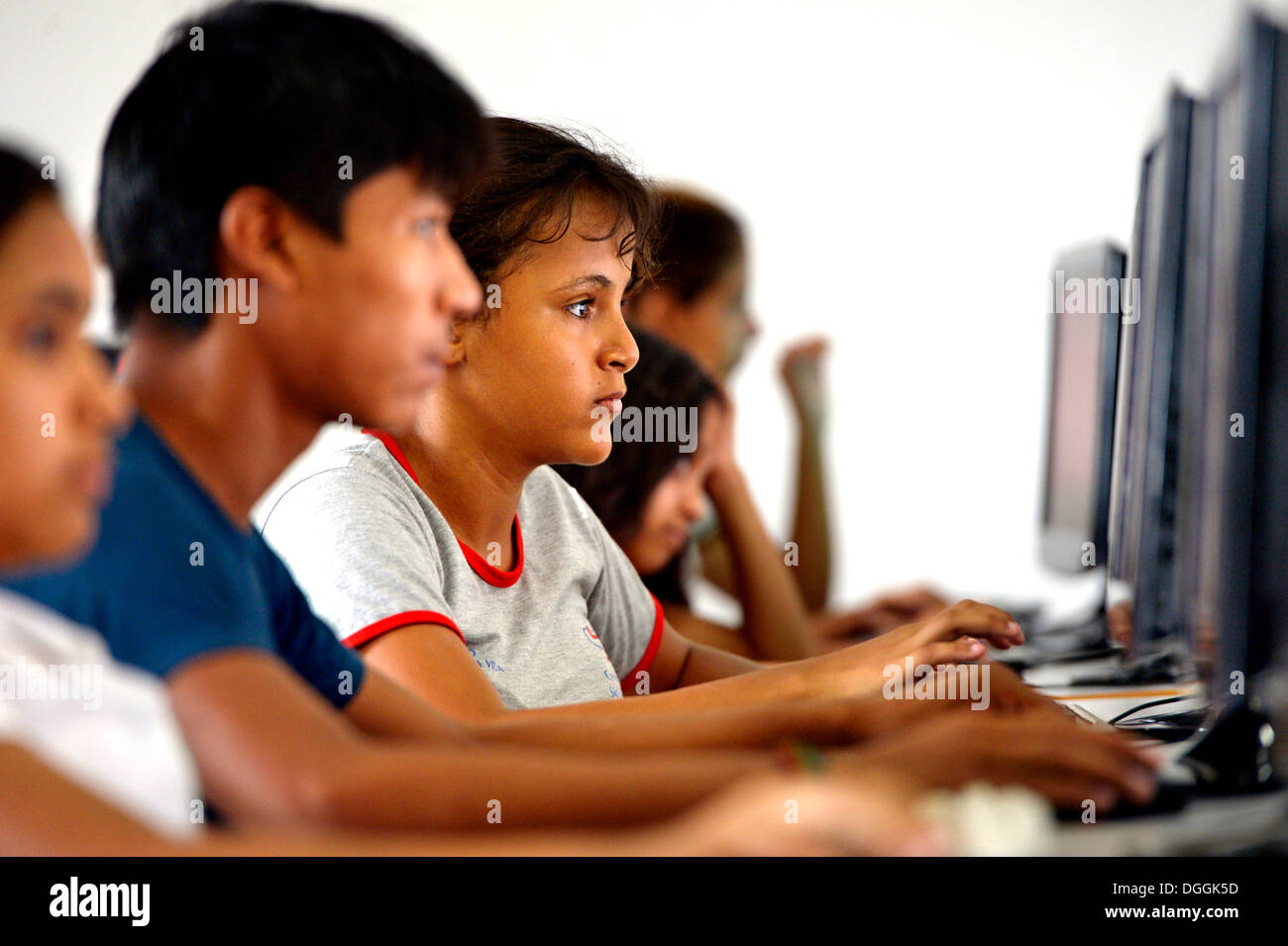 L'informatique-Leçon pour les jeunes, projet social dans une favela, Poxoréo, Mato Grosso, Brésil Banque D'Images