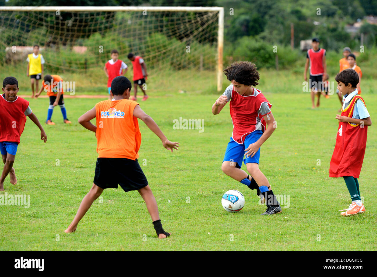 Les jeunes jouent au football, projet social dans une favela, Poxoréo, Mato Grosso, Brésil Banque D'Images