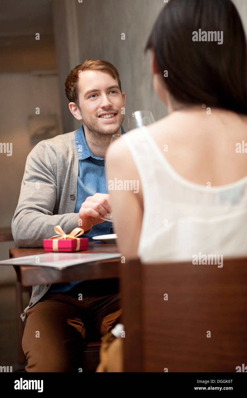 Young couple sitting in restaurant Banque D'Images