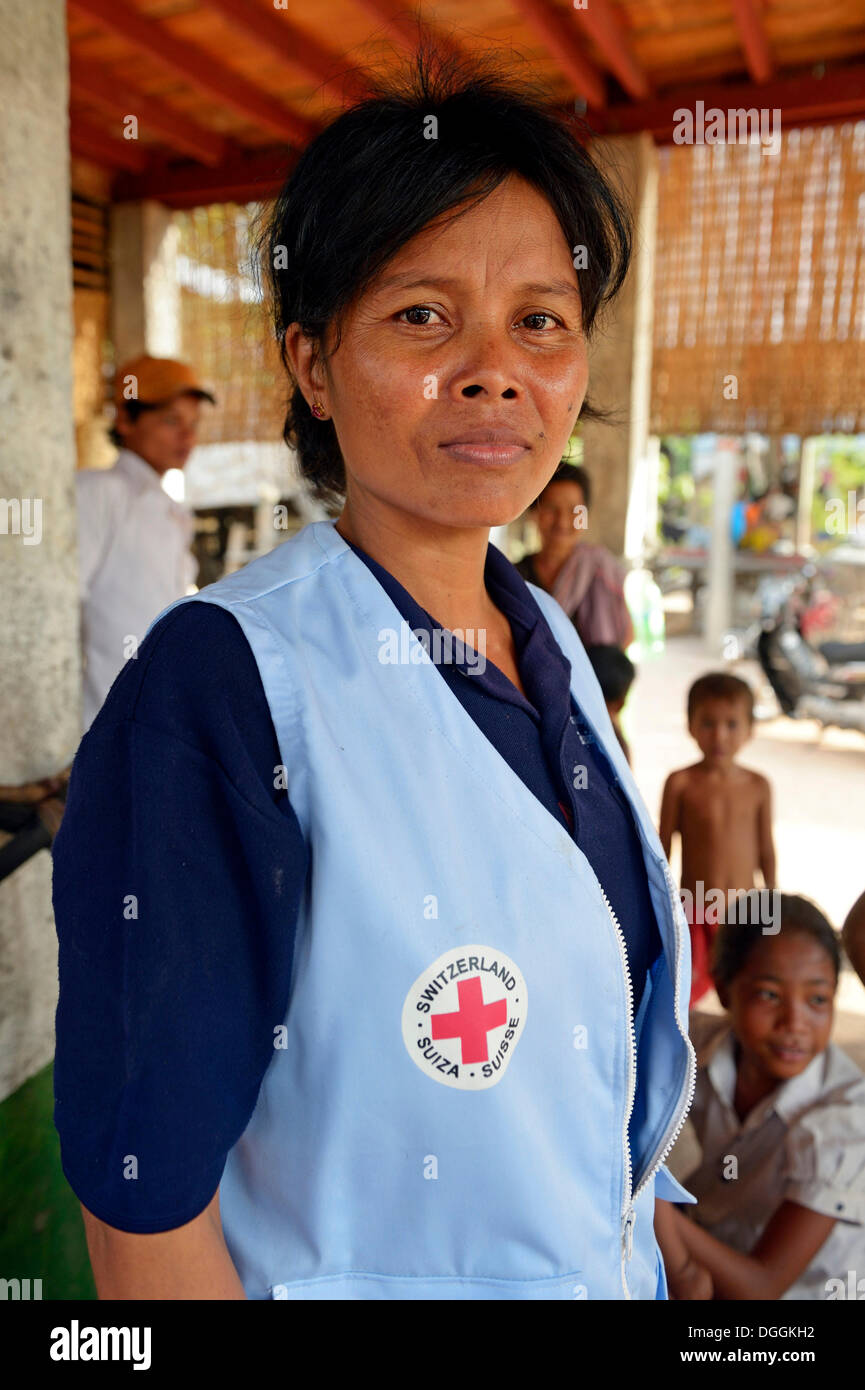 Premiers soins et agent de santé communautaire portant un gilet de la Croix-Rouge, Tropeng Village, district, Province de Takéo Bathi Banque D'Images