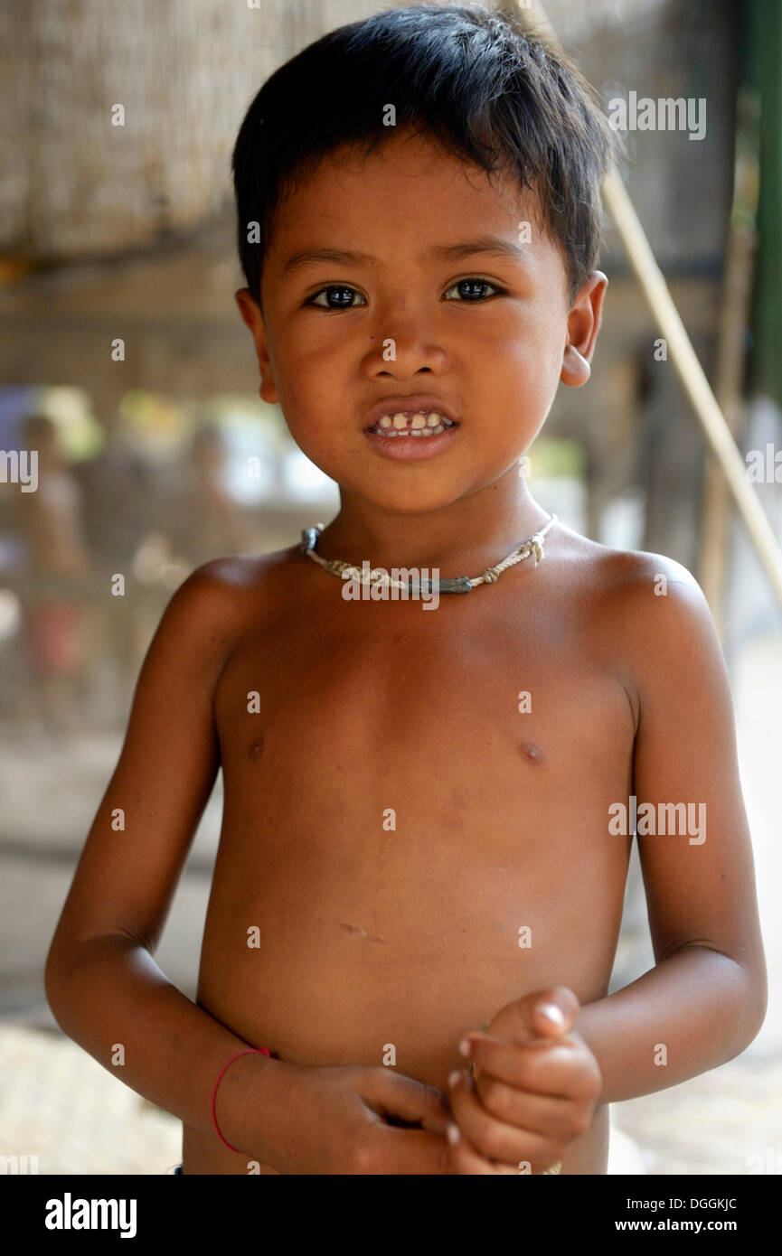 Jeune garçon, Trapang Village, district, Province de Takéo Bathi, Cambodge Banque D'Images