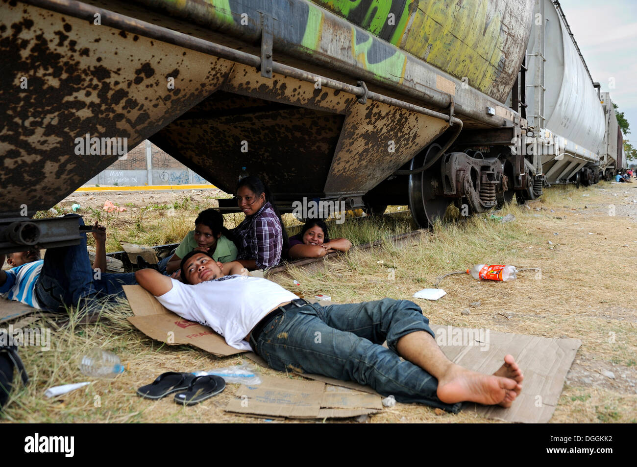 Les immigrants illégaux d'Amérique latine en route vers les États-Unis, l'attente à une station pour le prochain train de fret à bord comme Banque D'Images